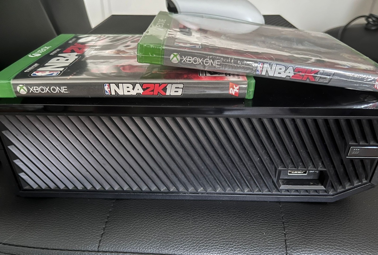 Microsoft Xbox One 500GB Console (With Controller + 2 games + Power cable)