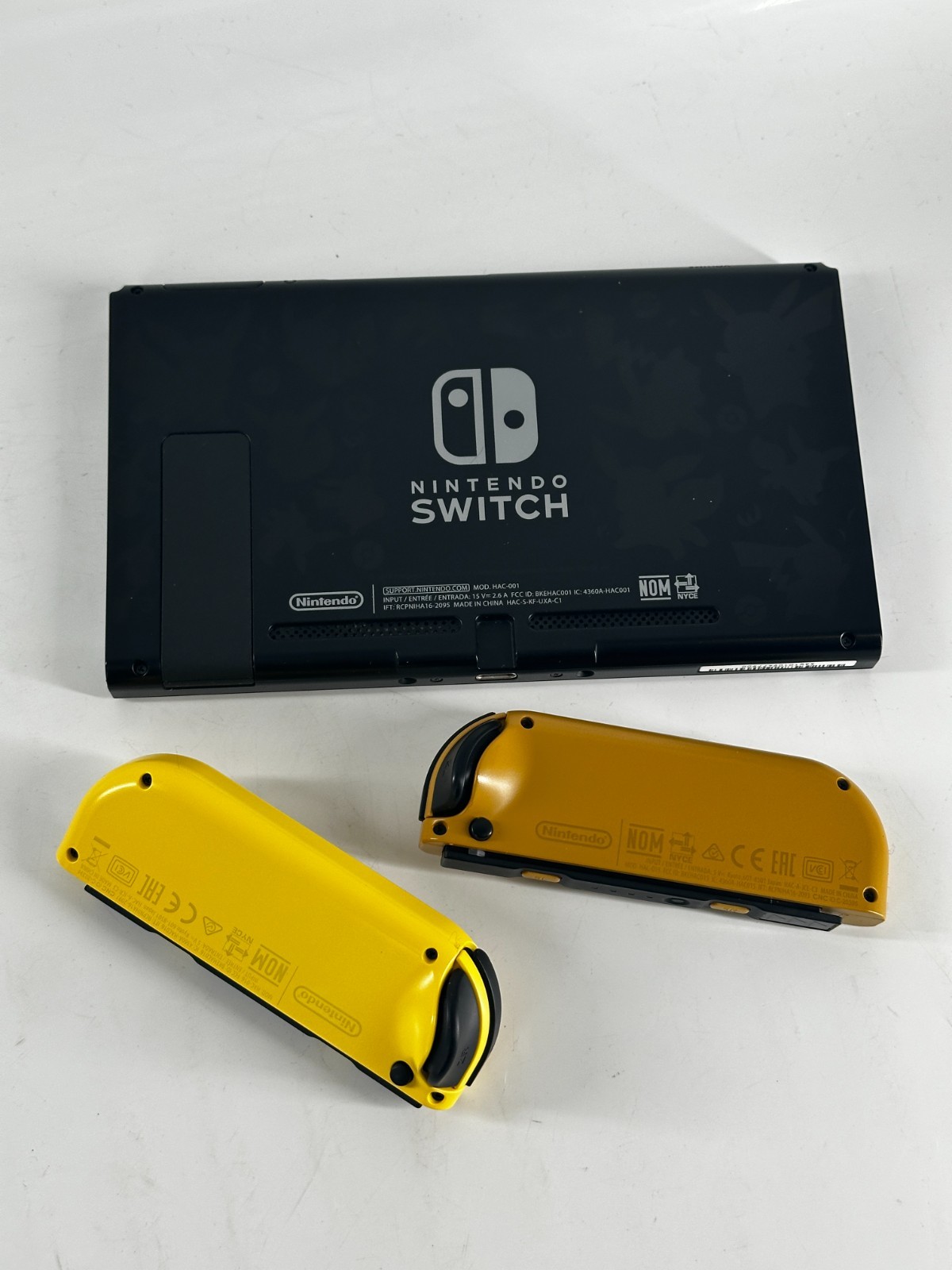 Nintendo Switch Pokémon Let’s Go, Eevee! Edition with dock station