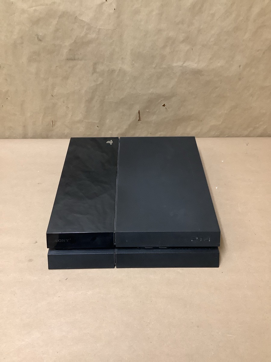 PS4 GAMES SONY CUH-1115A, #MB262009322; SONY PS4 WITH ONE CONTROLLER (189563-2)