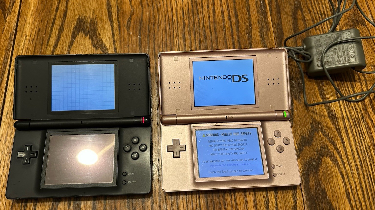 Nintendo DS Lite Metallic Rose Gold Pink Console w/ Charger and Black DS READ