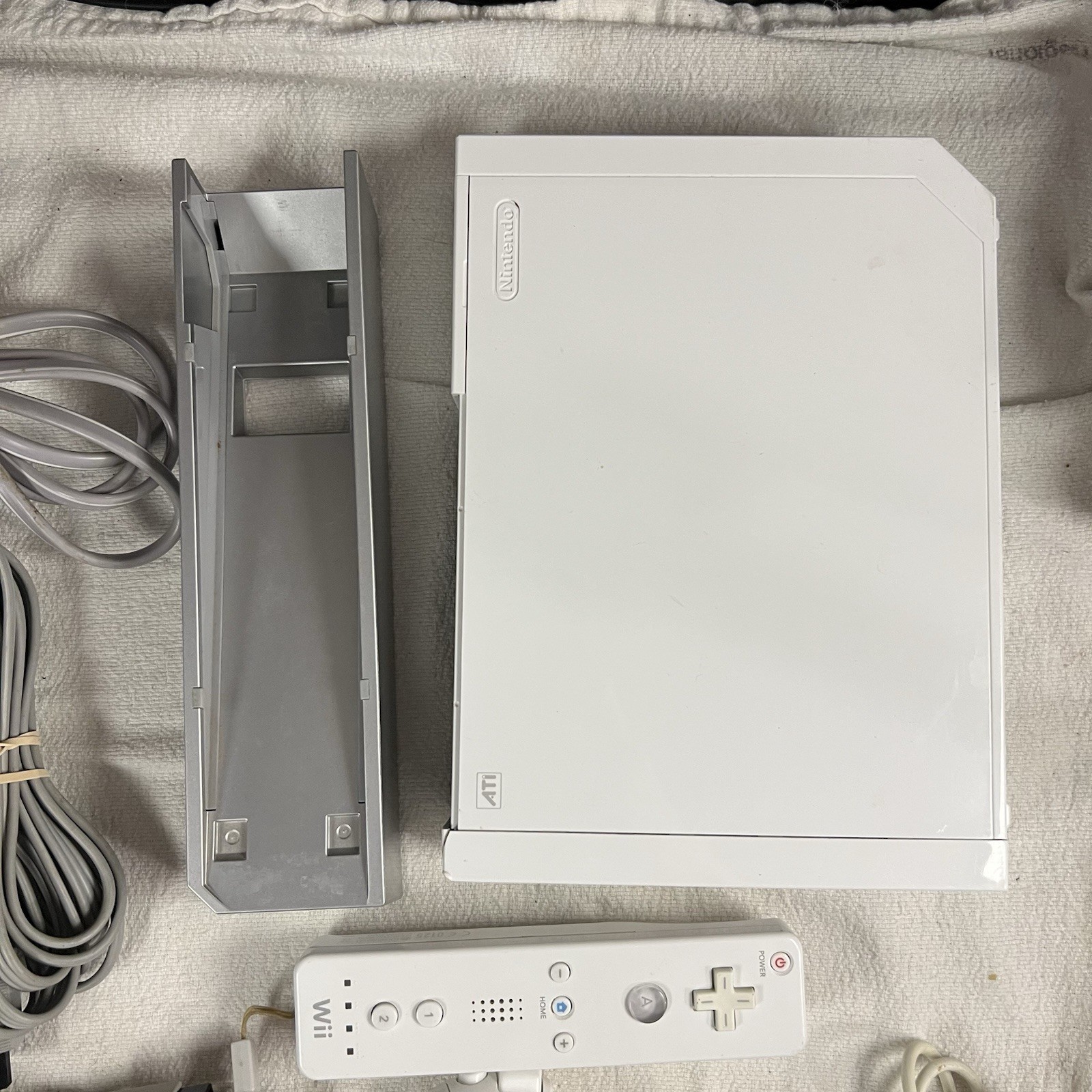 Nintendo Wii RVL-001 512 MB Home Console Bundle 4 Games + Bonus Game
