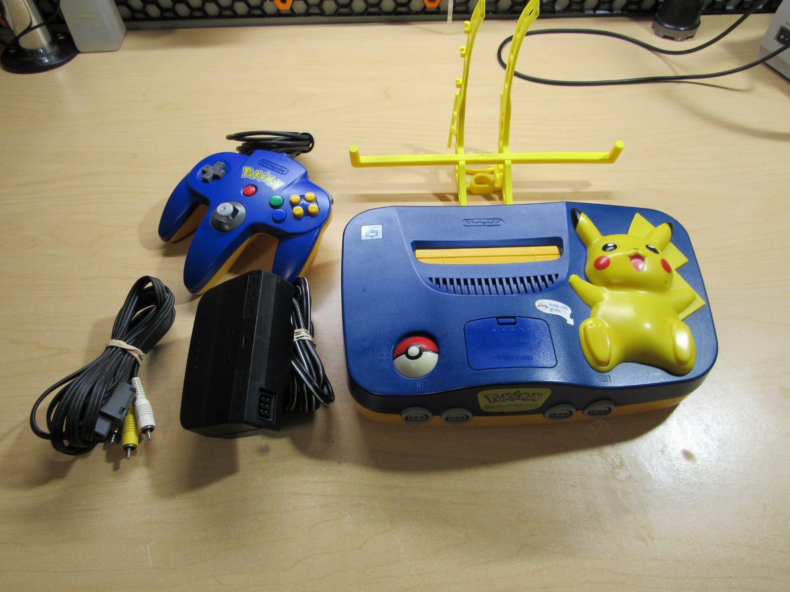 Nintendo 64 Pokemon Edition – Blue/Yellow – New Caps – Display Stand
