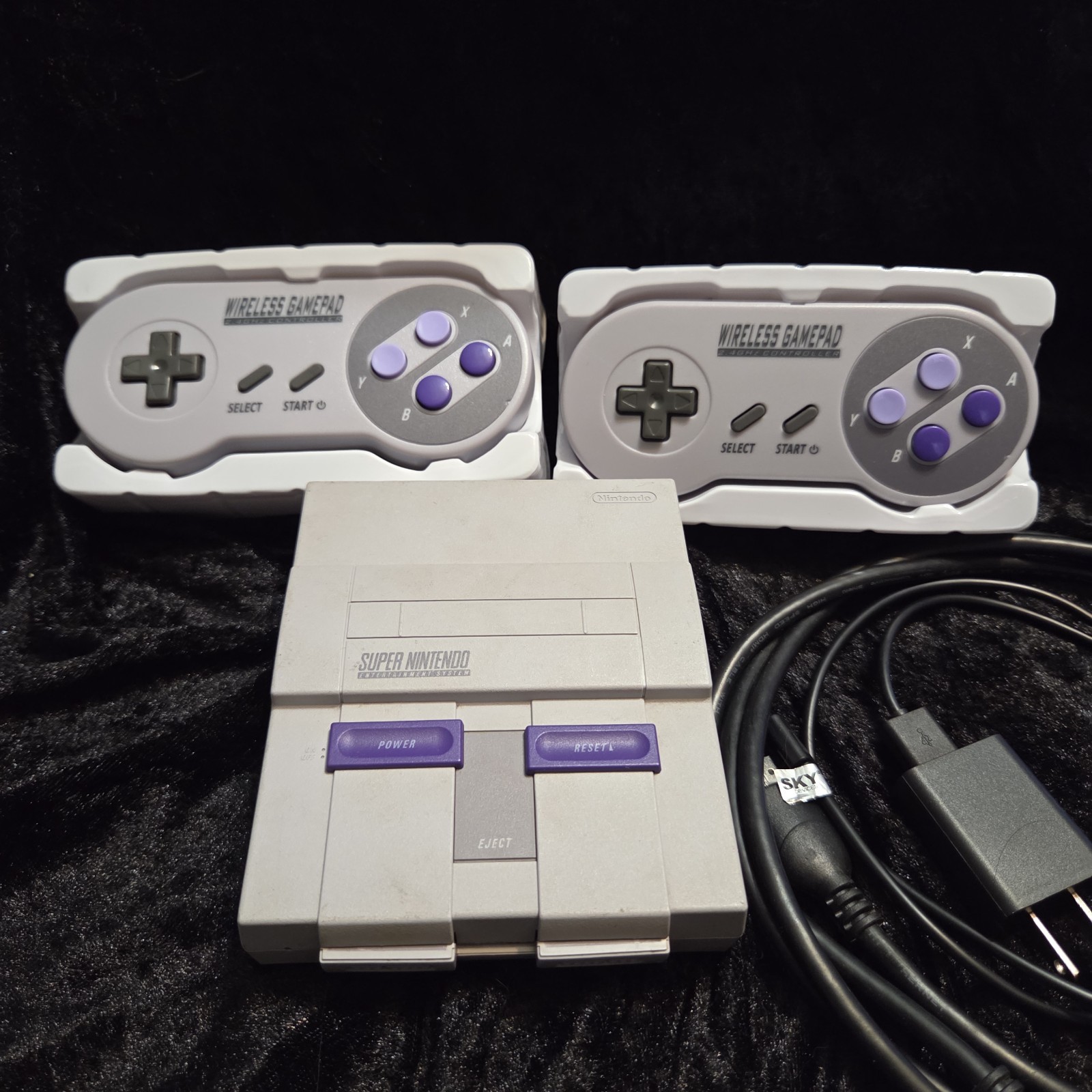 Super Nintendo SNES Mini Classic Console CLV-201 Cables 2- Cordless Controllers