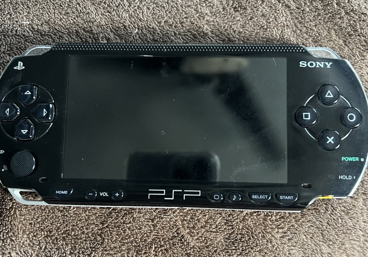 SONY PSP 1001 BLACK BUNDLE **TESTED** 1GB STICK, GAMES