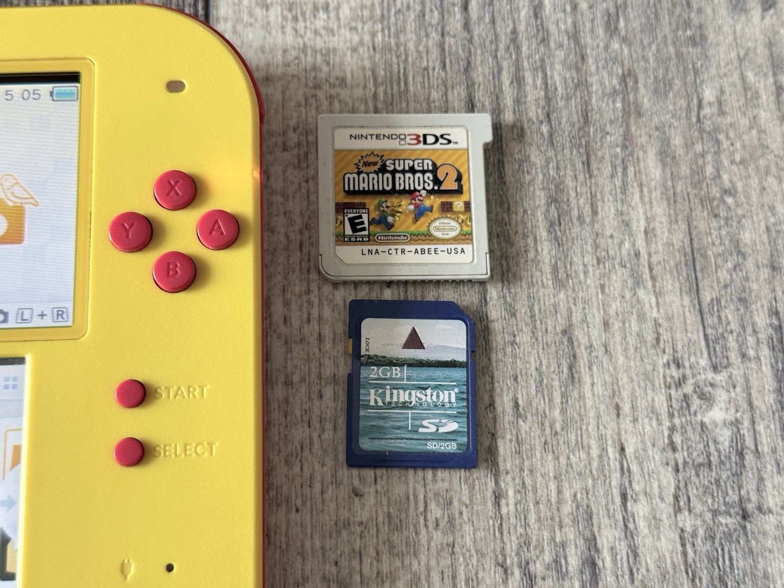 Nintendo 2DS Super Mario Maker Edition 2Gb sd Yellow/Red Wi-Fi Charger And Game