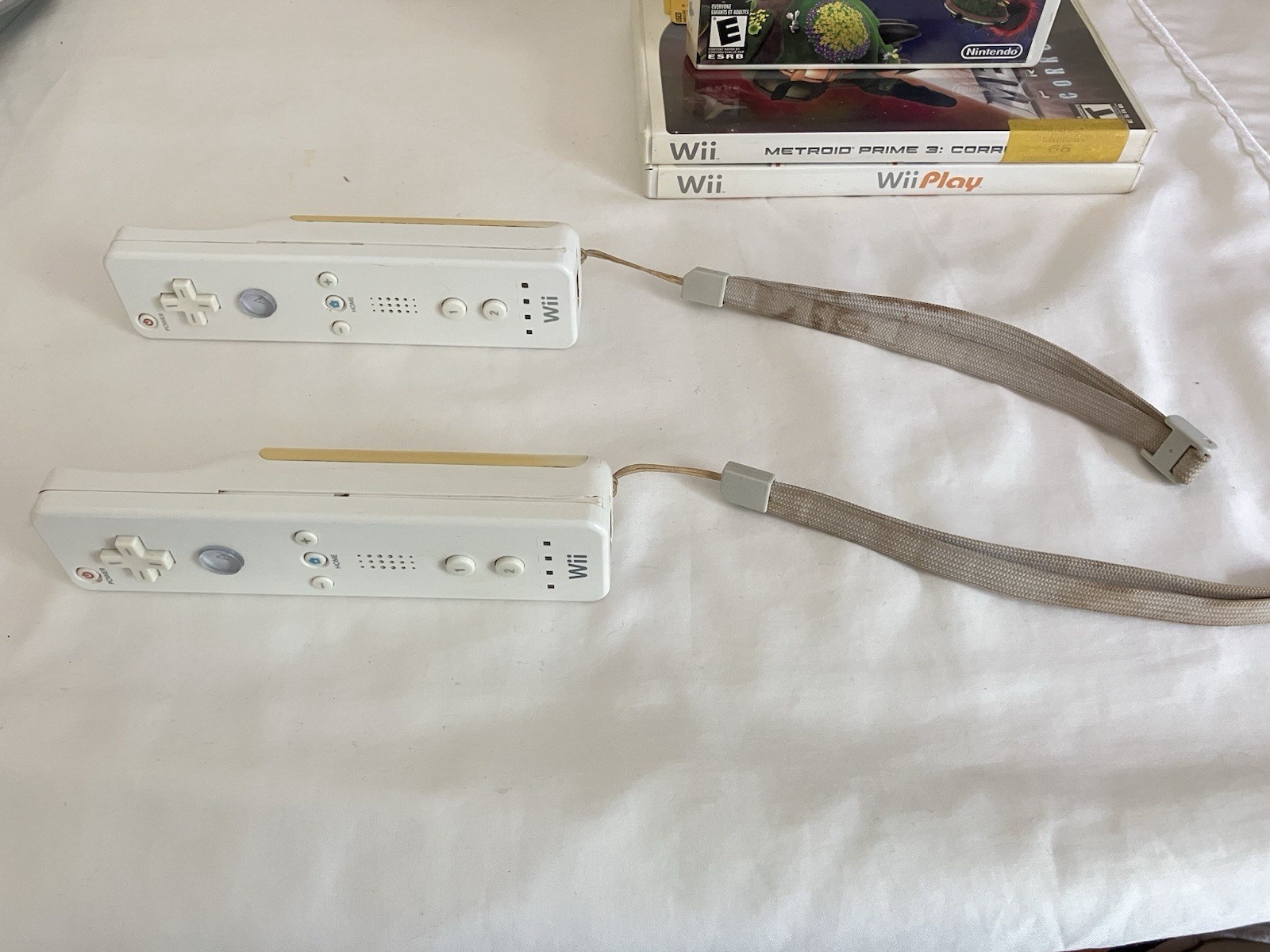 Nintendo Wii RVL-001 Bundle W/ Super Mario Galaxy 3 Games 2 Remotes & Nunchuck!