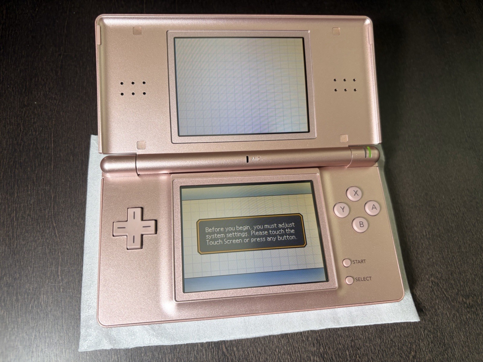 Near Mint – Nintendo DS Lite Handheld System – Pink Metallic Rose – Extras
