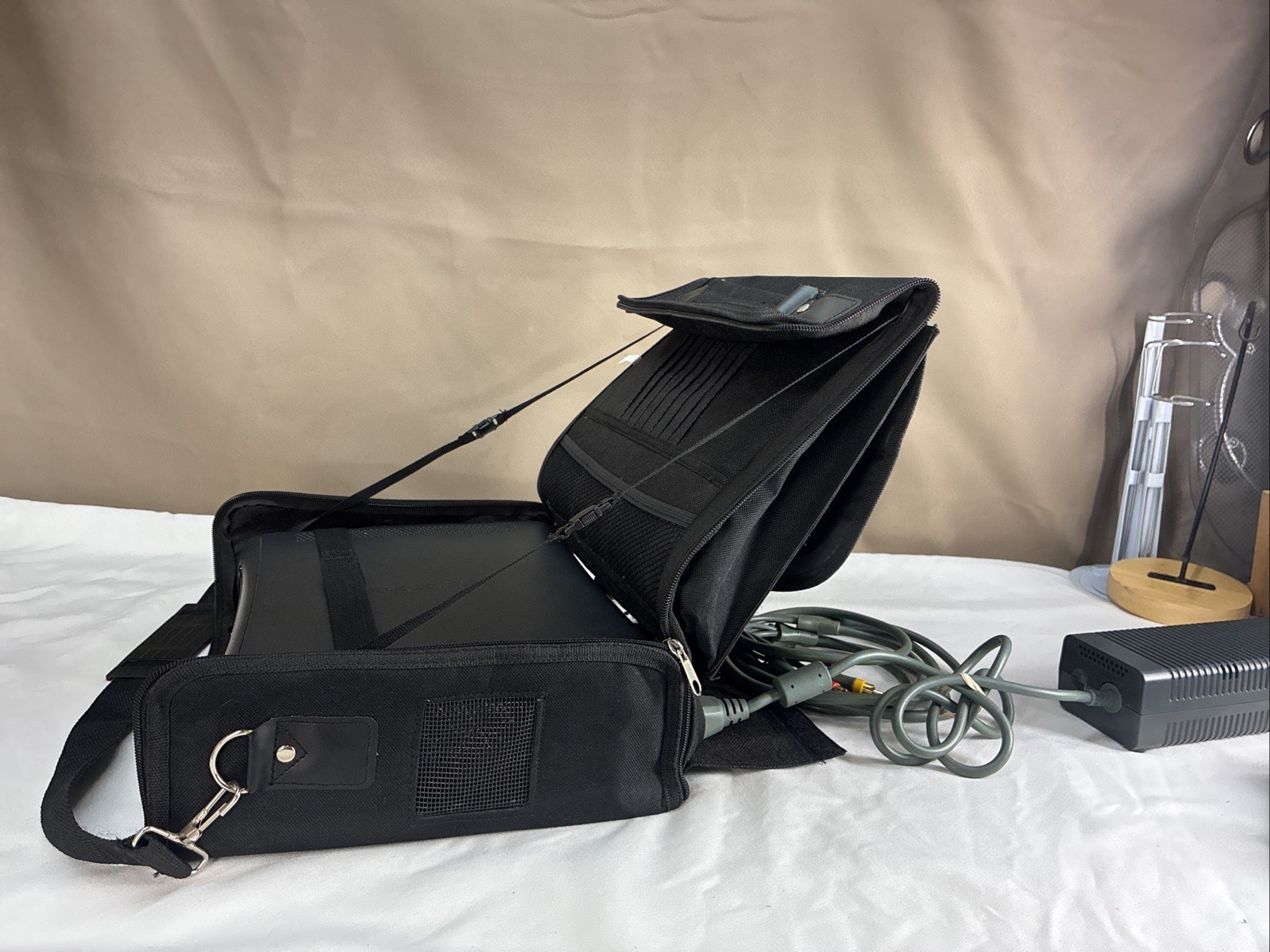 Xbox 360 Elite Console – Black – Falcon Model W/Carry Bag & Halo 4 Controller