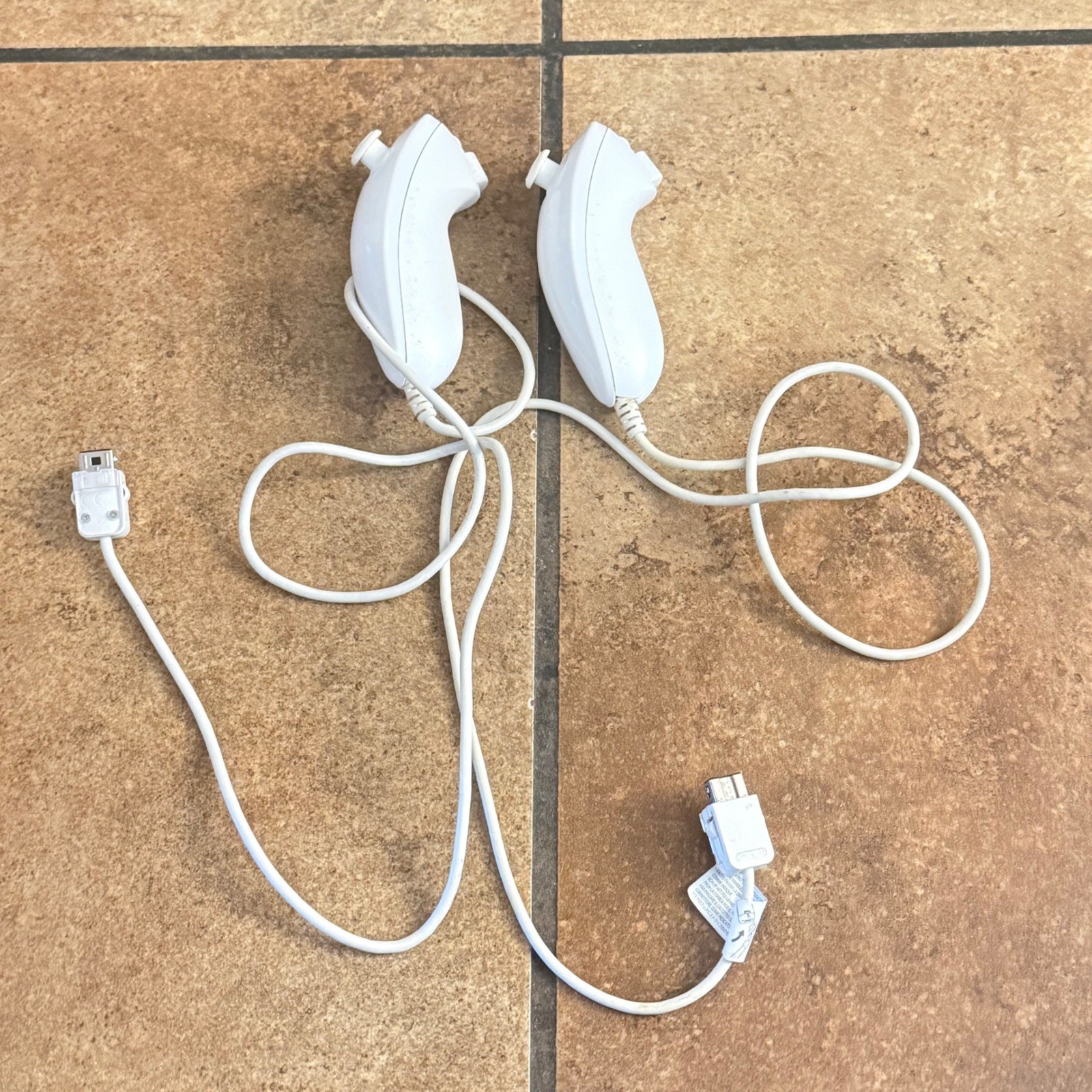 Nintendo Wii Console RVL-001 White Bundle 3 Remotes Nunchucks Microphone Memory