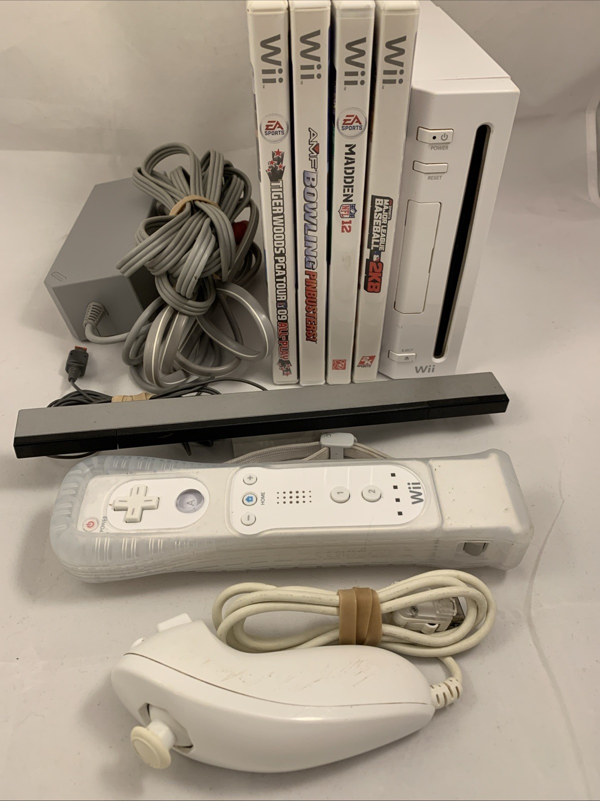 Nintendo Wii Console 4 Games All Cords 1 Wii Control 1 Nunchuk RVL-001 (USA)