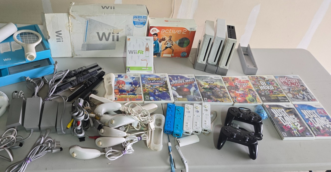 Nintendo Wii 3 Consoles Remotes w/ 10 Games Controllers Mario Sonic HUGE LOT