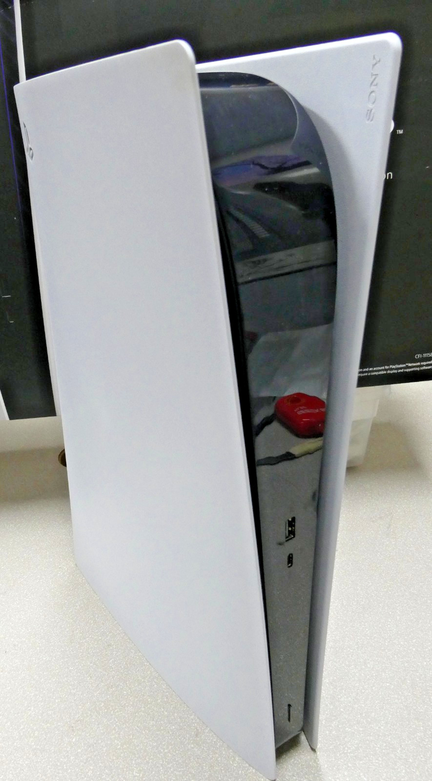 Sony PS5 Digital Edition Console – 825 Gb & Sony CFI-Y1001 – Remote Player