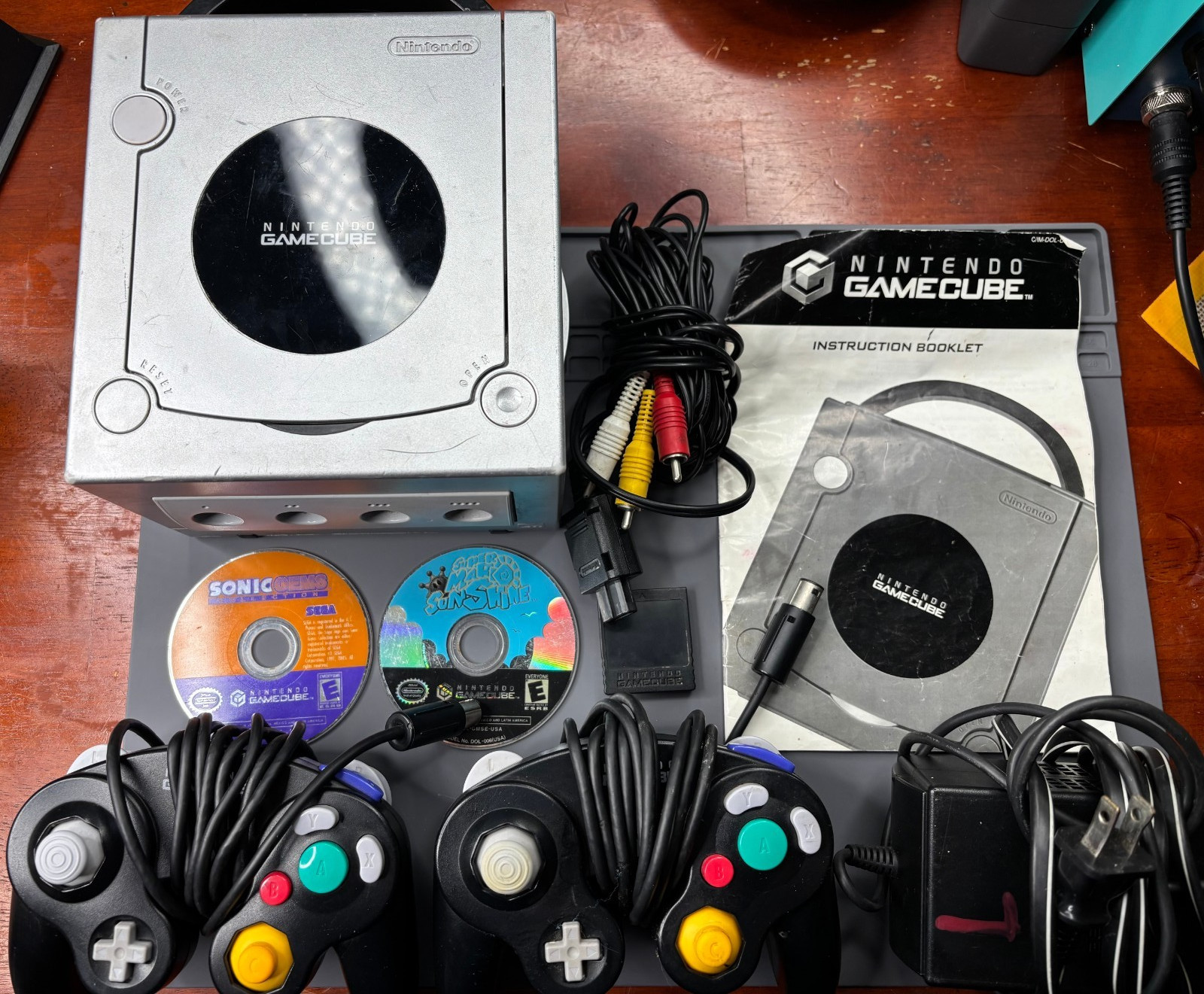 Silver GameCube Console 2 Games and 2 Controllers Bundle DOL-101 (READ DESC)
