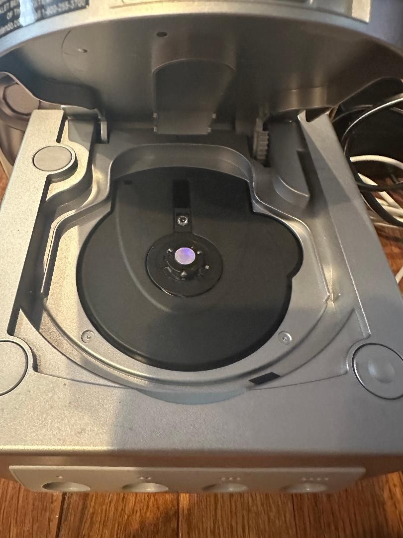 Nintendo DOL-101 GameCube Platinum Silver Console With Box.
