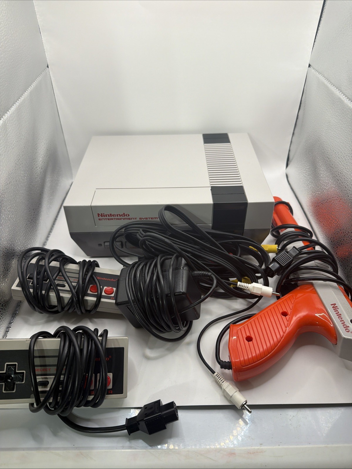 Nintendo Entertainment System NES-001 Console Controllers Zapper 1985 VERY CLEAN