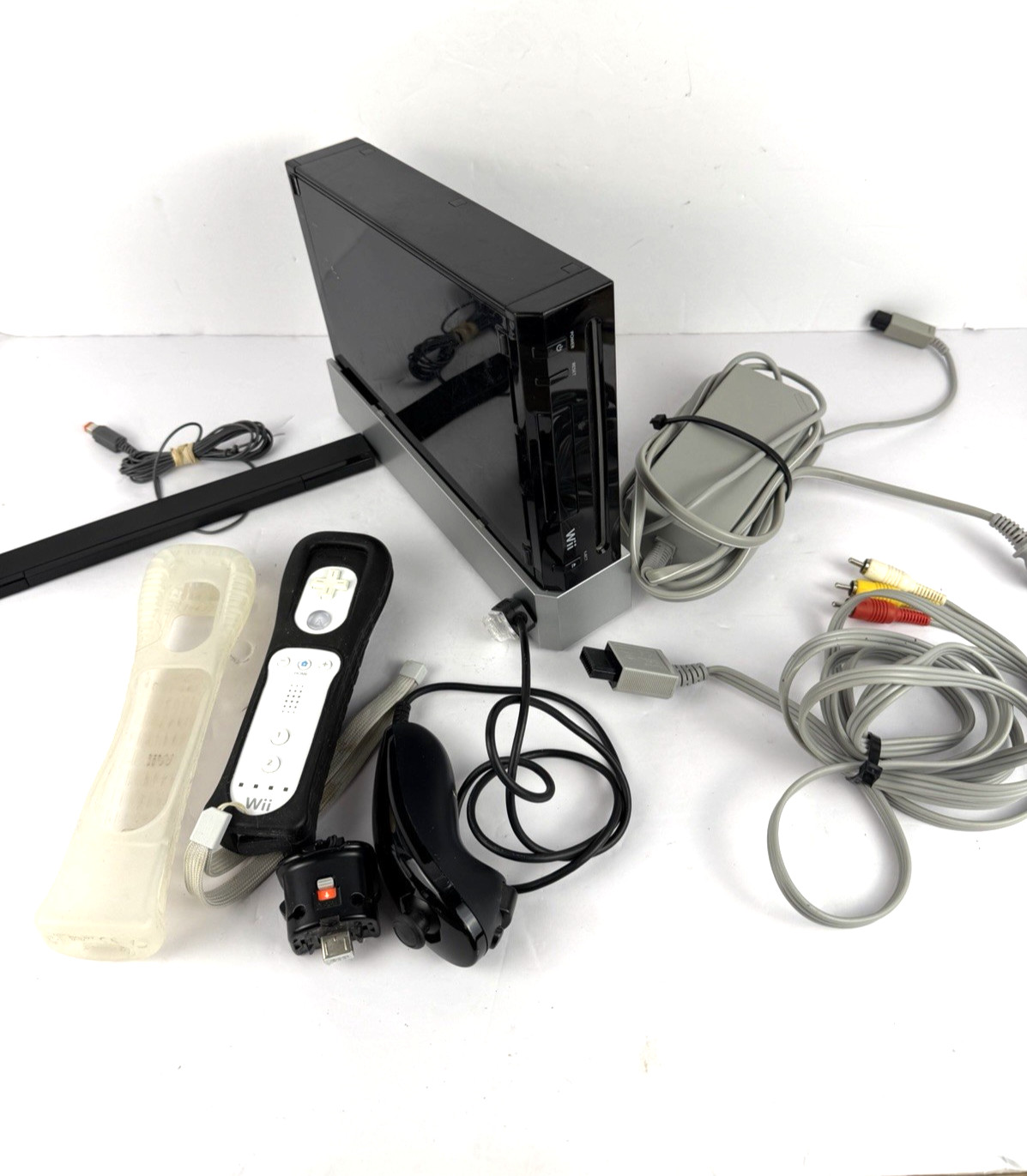 Nintendo Wii Black Console RVL-001 W/ 1 controller, 1 chuk, Gamecube Compatible