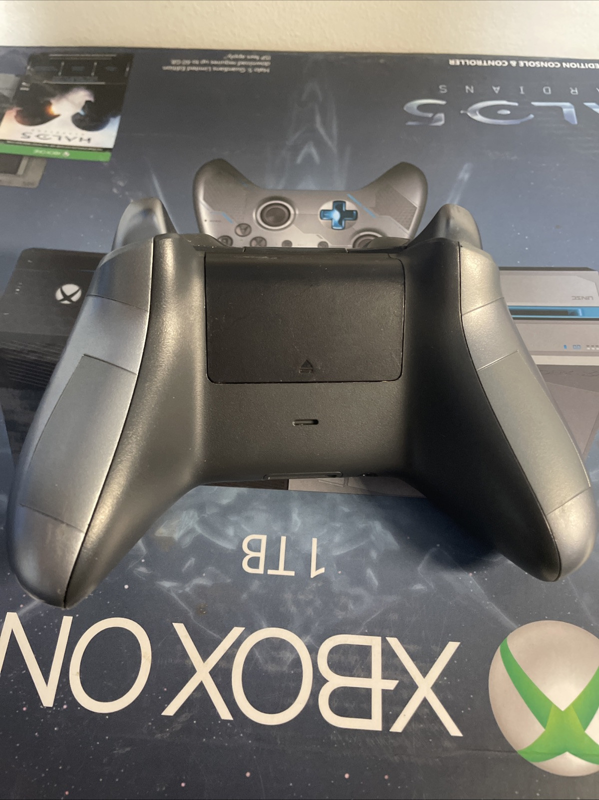 Microsoft Xbox One Halo 5: Guardians Limited Edition 1TB. Complete w/ Game