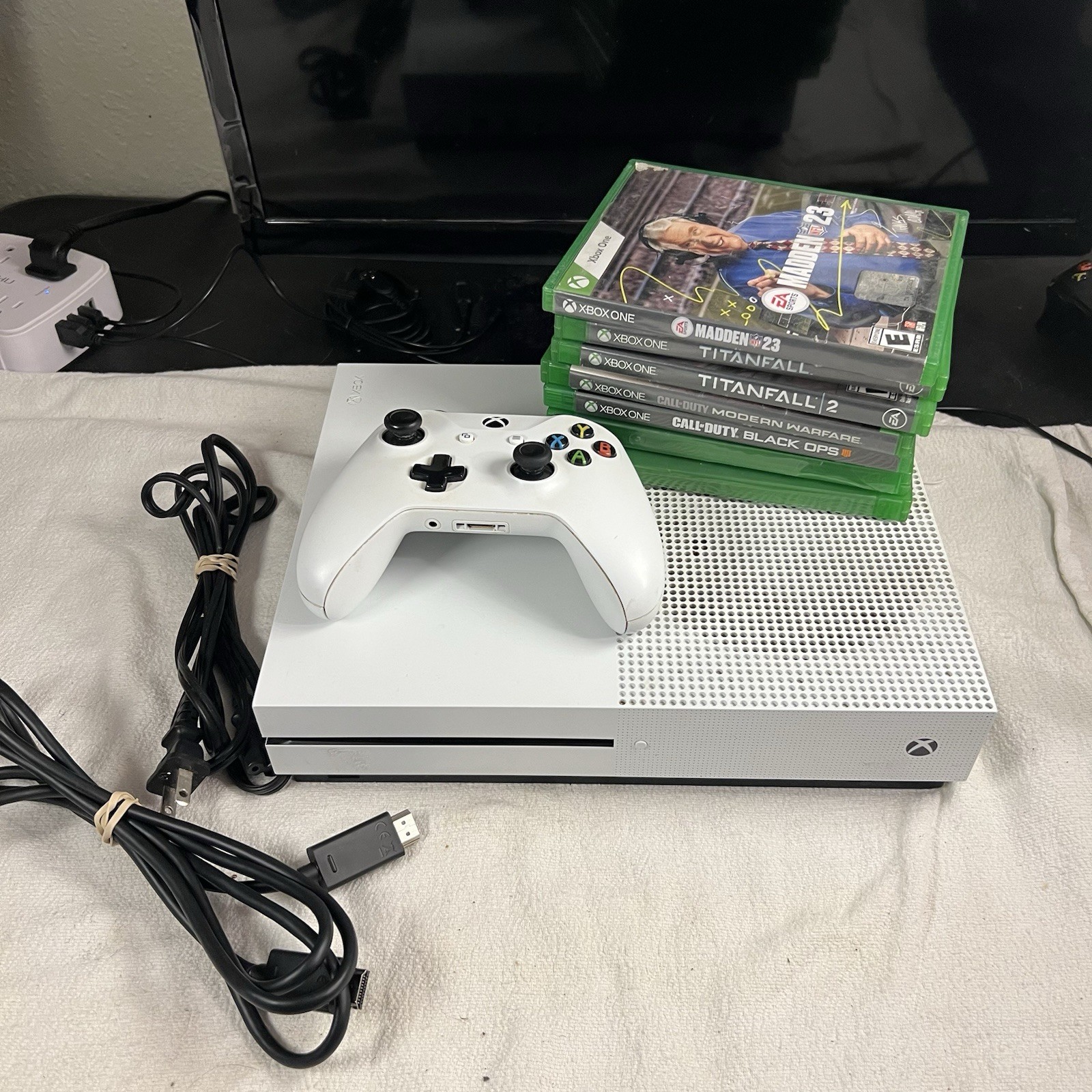 Microsoft Xbox One S White Console Bundle 7 Games