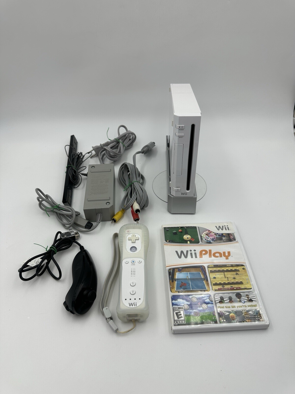 Nintendo Wii Console RVL-001(USA) With Hook-Up Cables Remote Nunchuck Wii Play