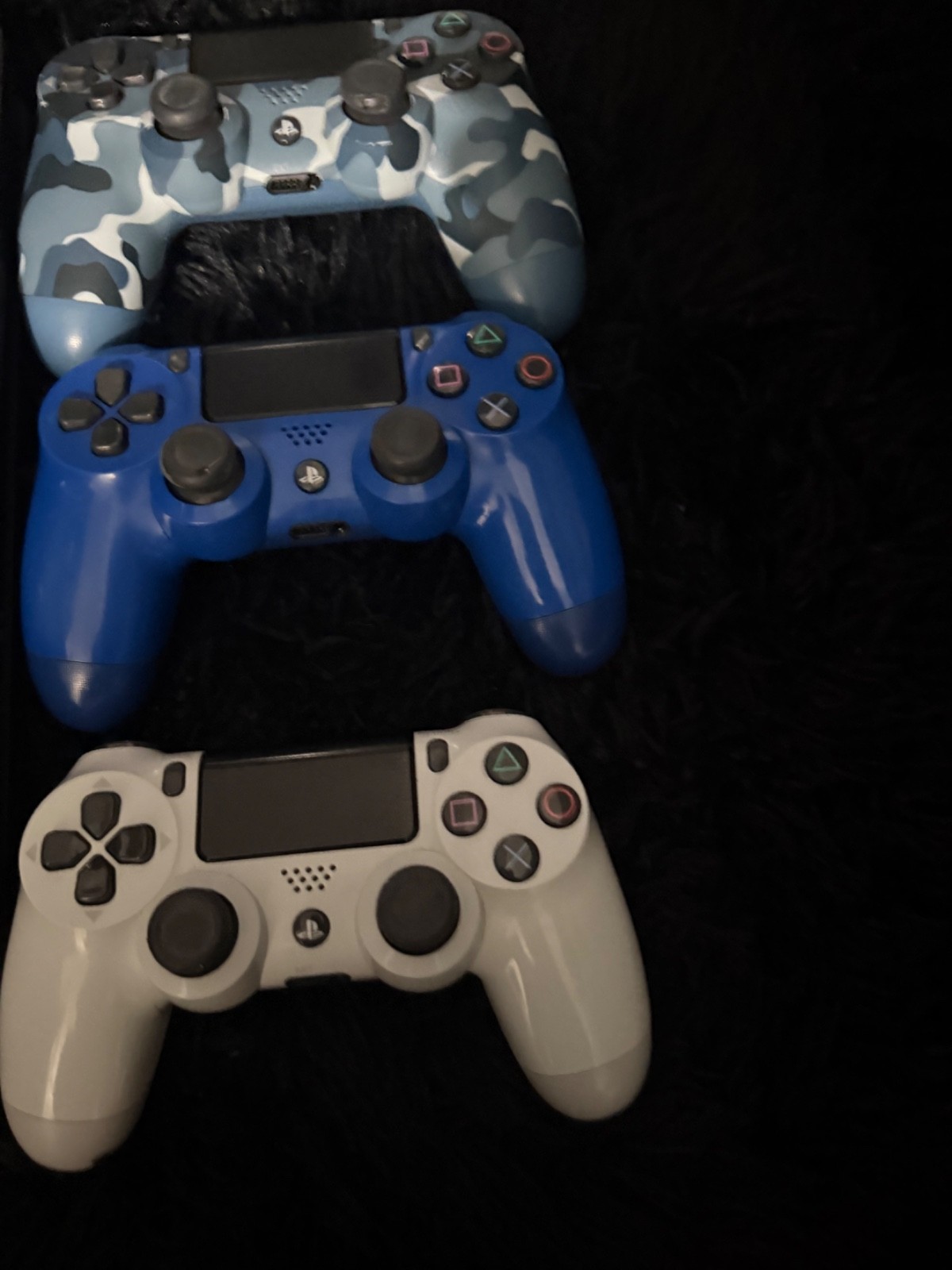 Sony Black PlayStation 4 Pro 1TB, 3 controllers, Hdmi cord, Charger