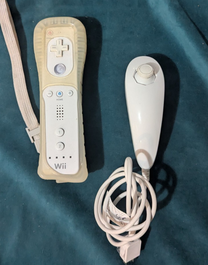 Nintendo Wii Gaming Console RVL-001 (USA) W/ One Wii Remote Controller
