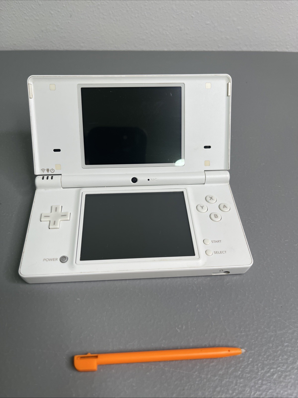 Nintendo DSi White Handheld Console System TWL-001 W/ Stylus No Charger —Tested
