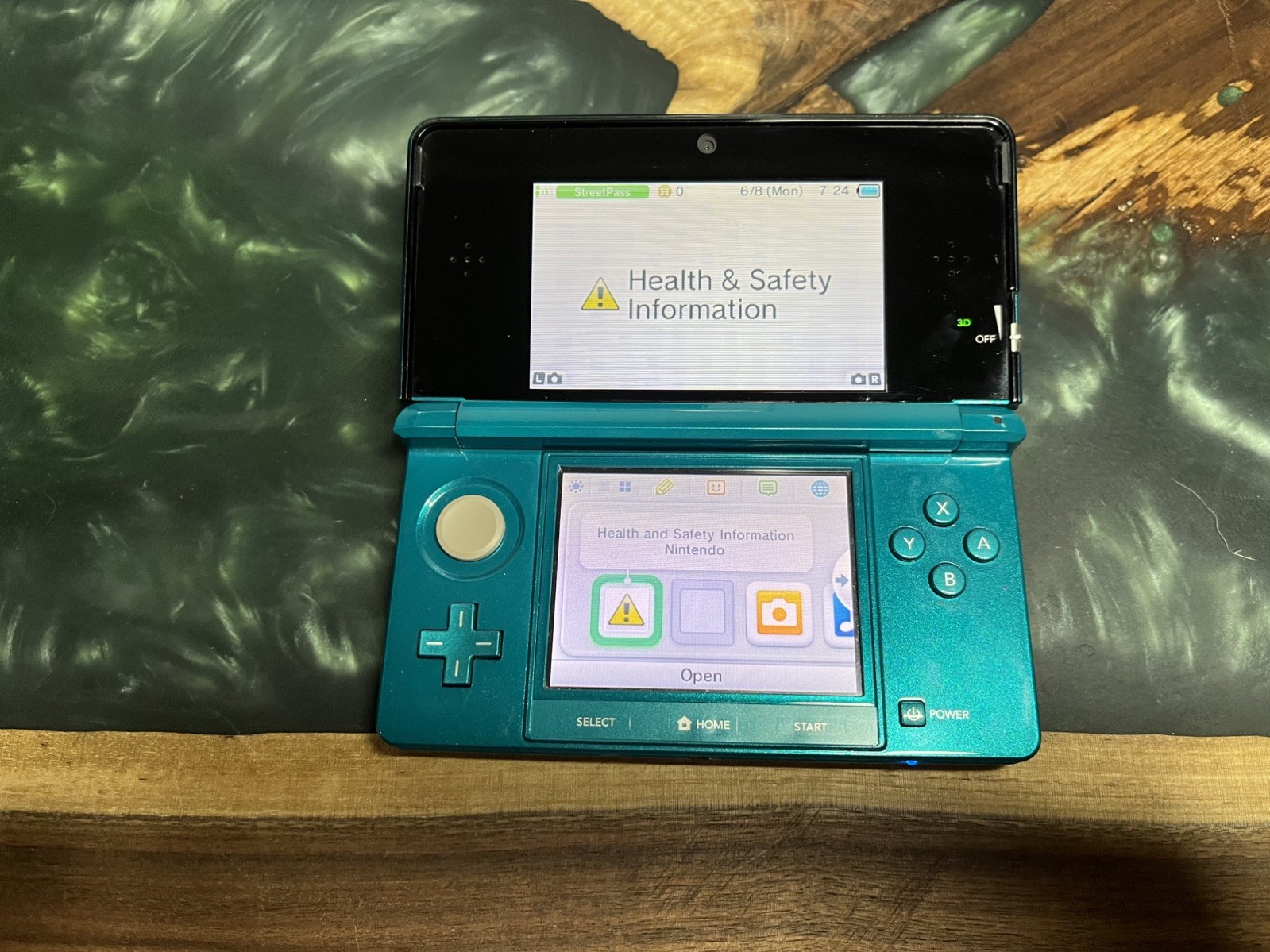 Nintendo 3DS 2GB OG box, Tested and fully functional.