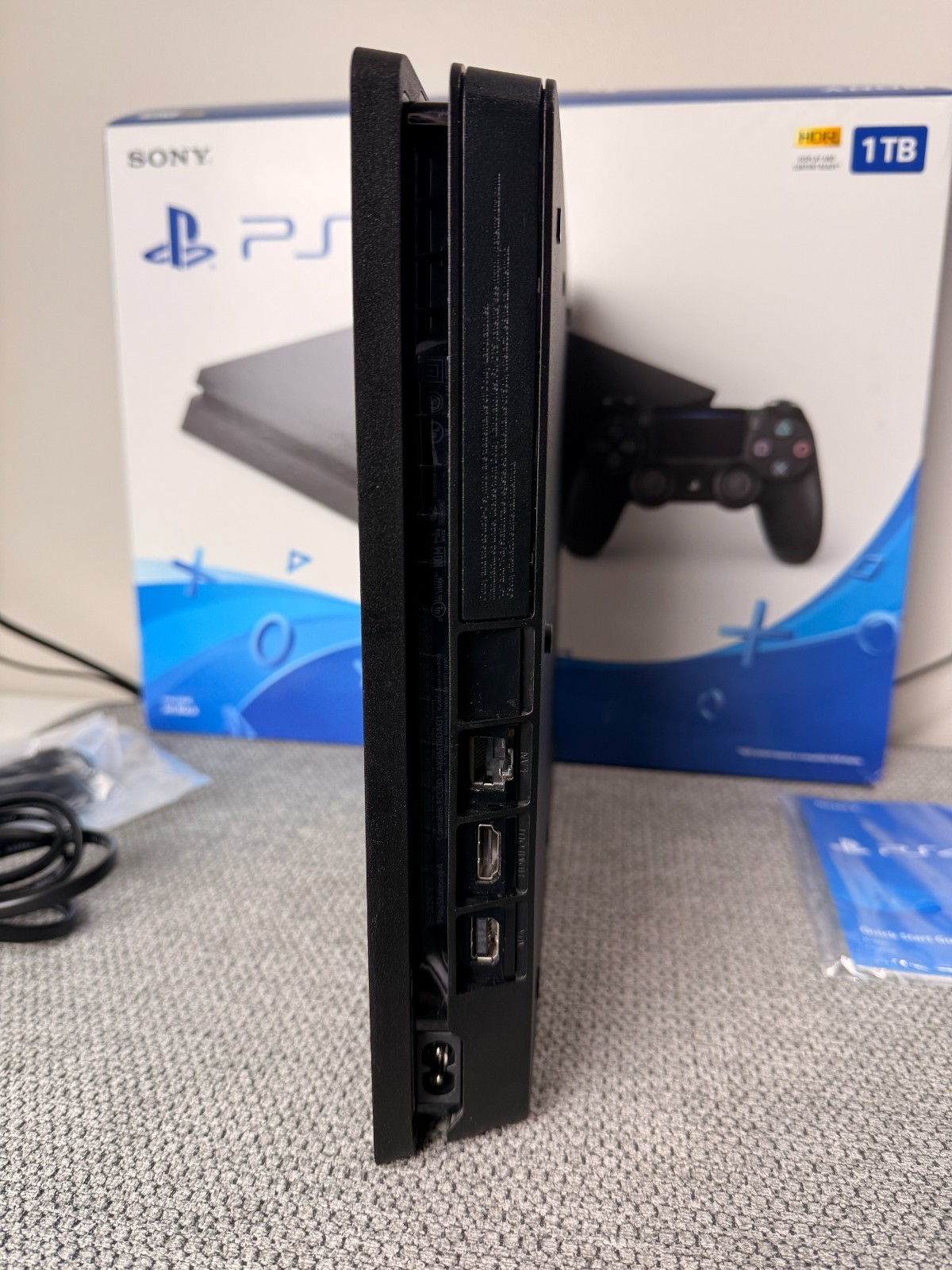 Sony PlayStation 4 Slim Disc Edition Model CUH-2215B w/ Box & Manuals!