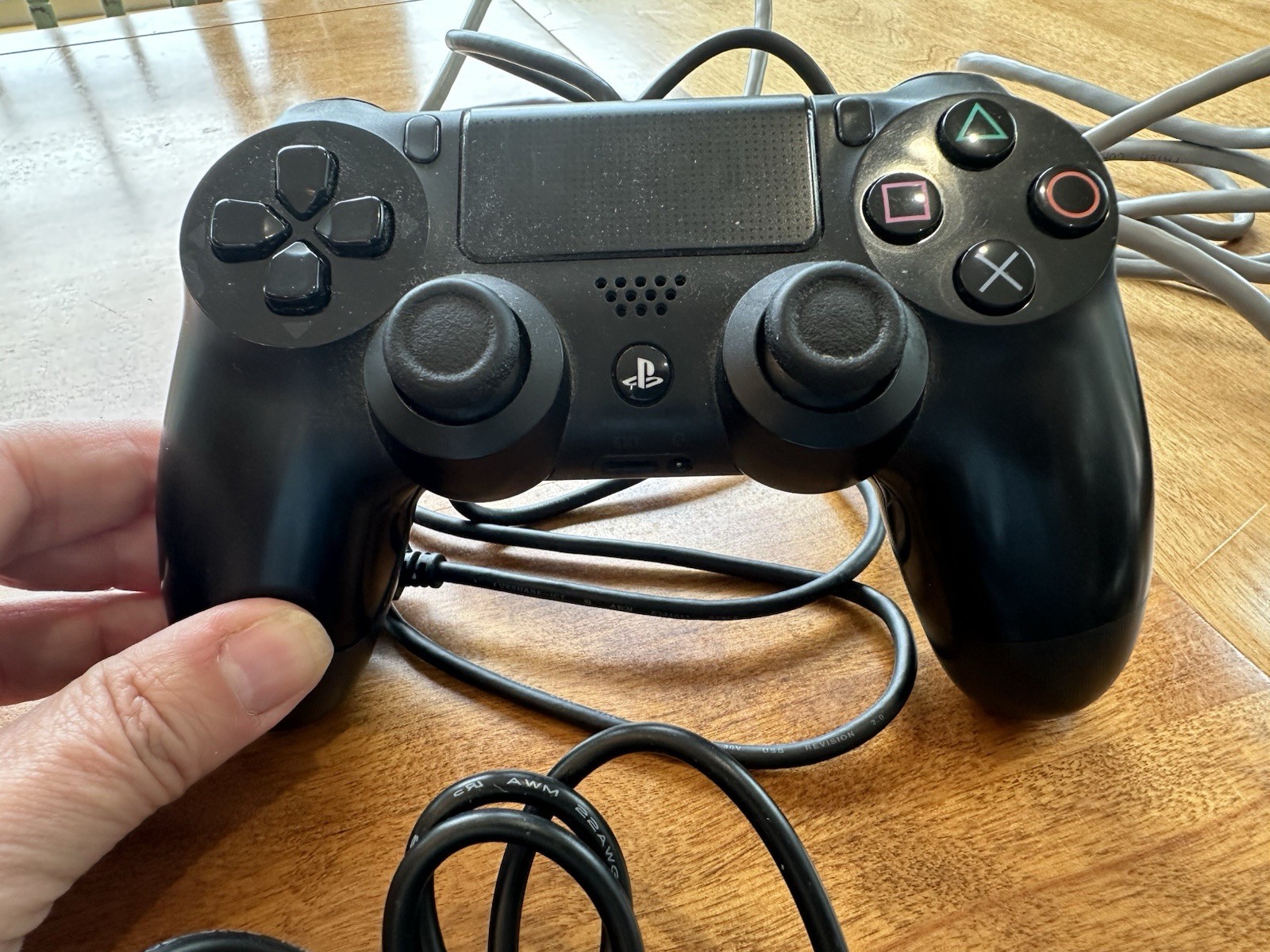 PS4 Slim 1Tb Console 2 Dual Shock Controllers 4 USB Hub Horizon Game WORKS GREAT