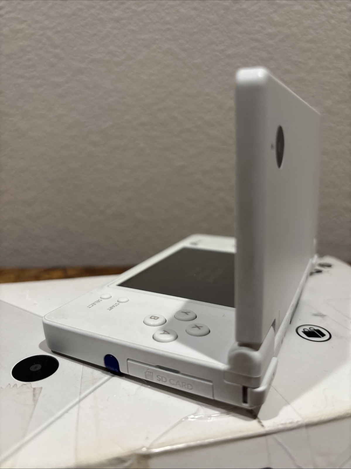 Nintendo DSI WHITE CONSOLE IN BOX WITH CHARGER, STYLUS, And 1 GAME NO SD CARD