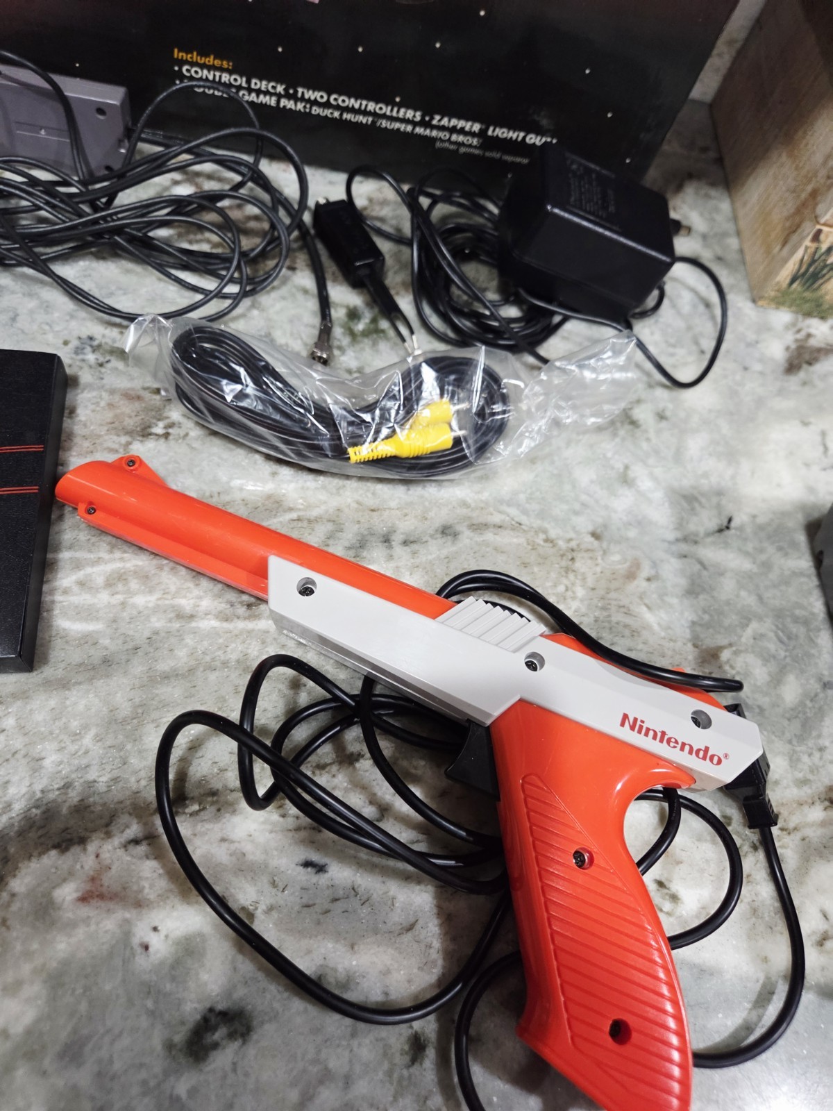 Nintendo NES Action Set Console Zapper Light Gun Duck Hunt Mario Controllers