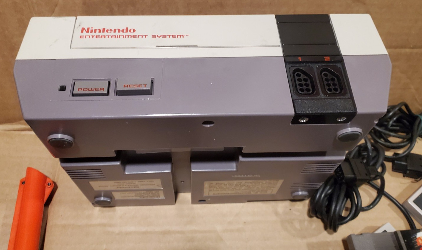 Nintendo NES Action Set Home Console – Tested Working + contrioller zapper game