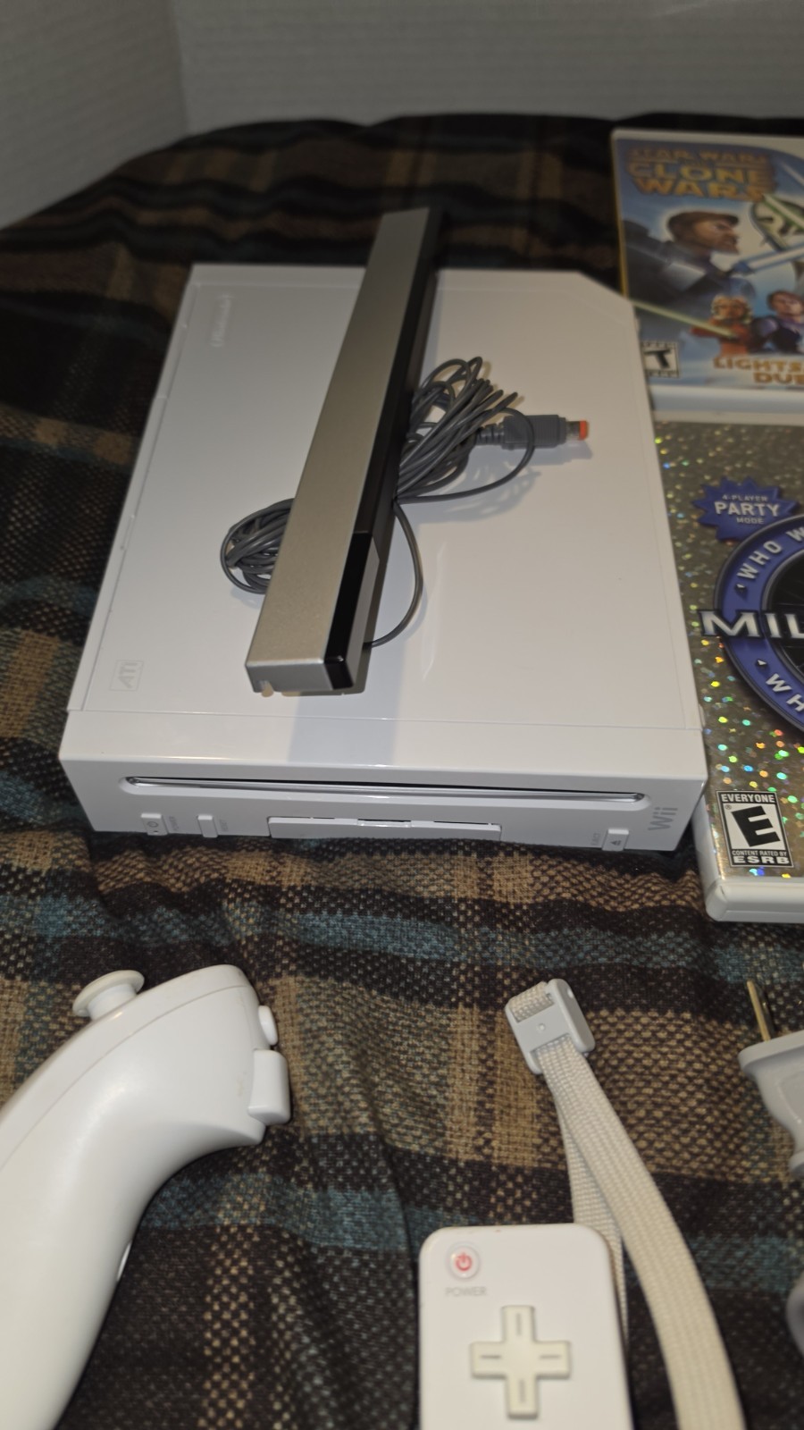 Nintendo Wii RVL-001 512 MB Home Console – White Bundle with 4 Games