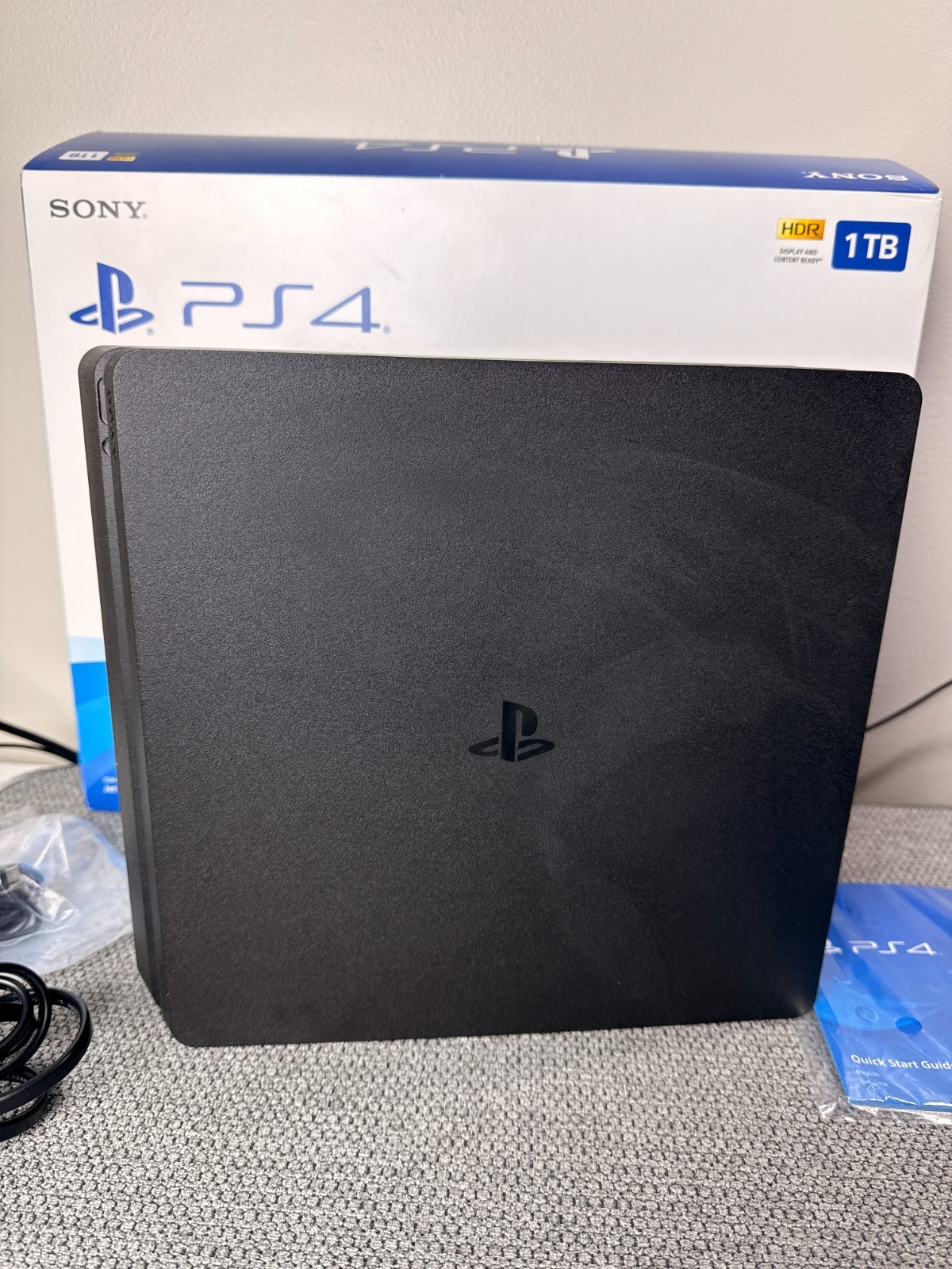 Sony PlayStation 4 Slim Disc Edition Model CUH-2215B w/ Box & Manuals!