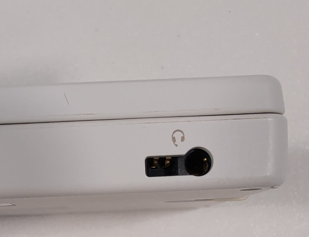 Nintendo DSi White Preloaded Library (8 games) Cartridge Game (1) Charger Stylus