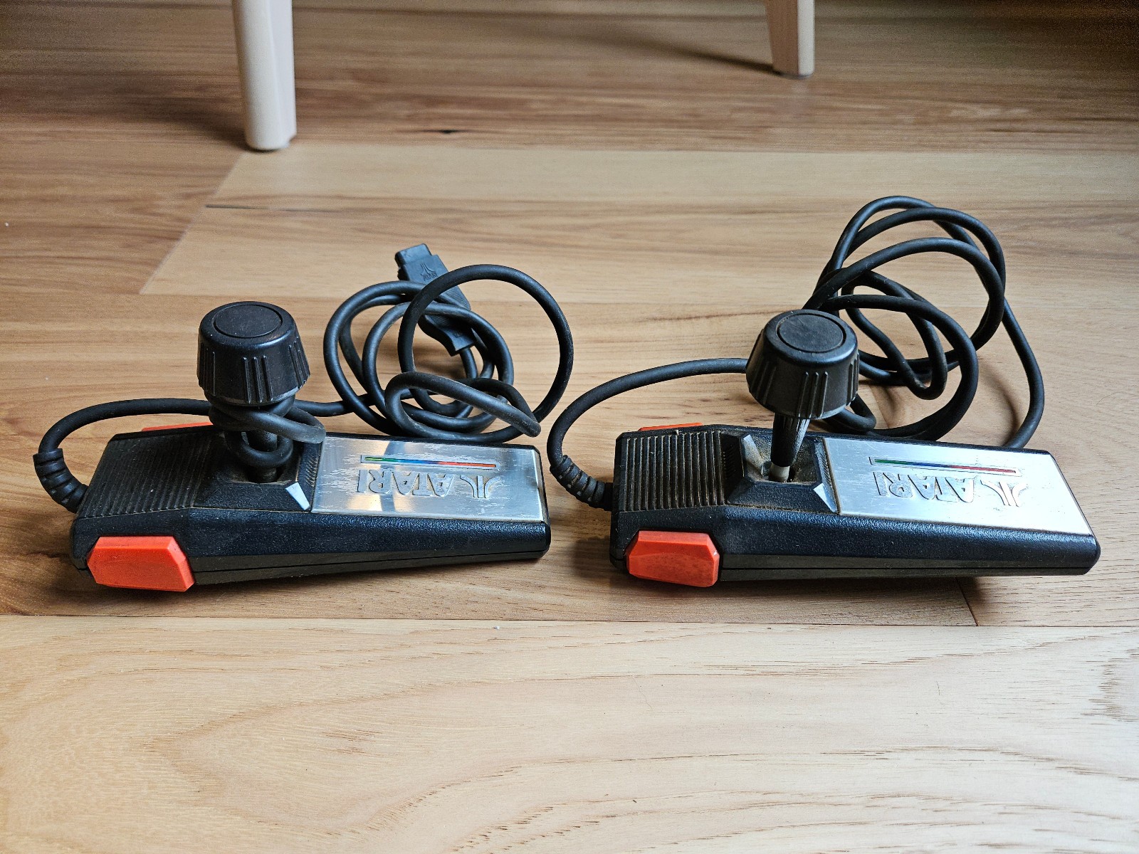 Atari 7800 Console w/ 2 Controllers Manual Catalogs TV Cord POWERS ON