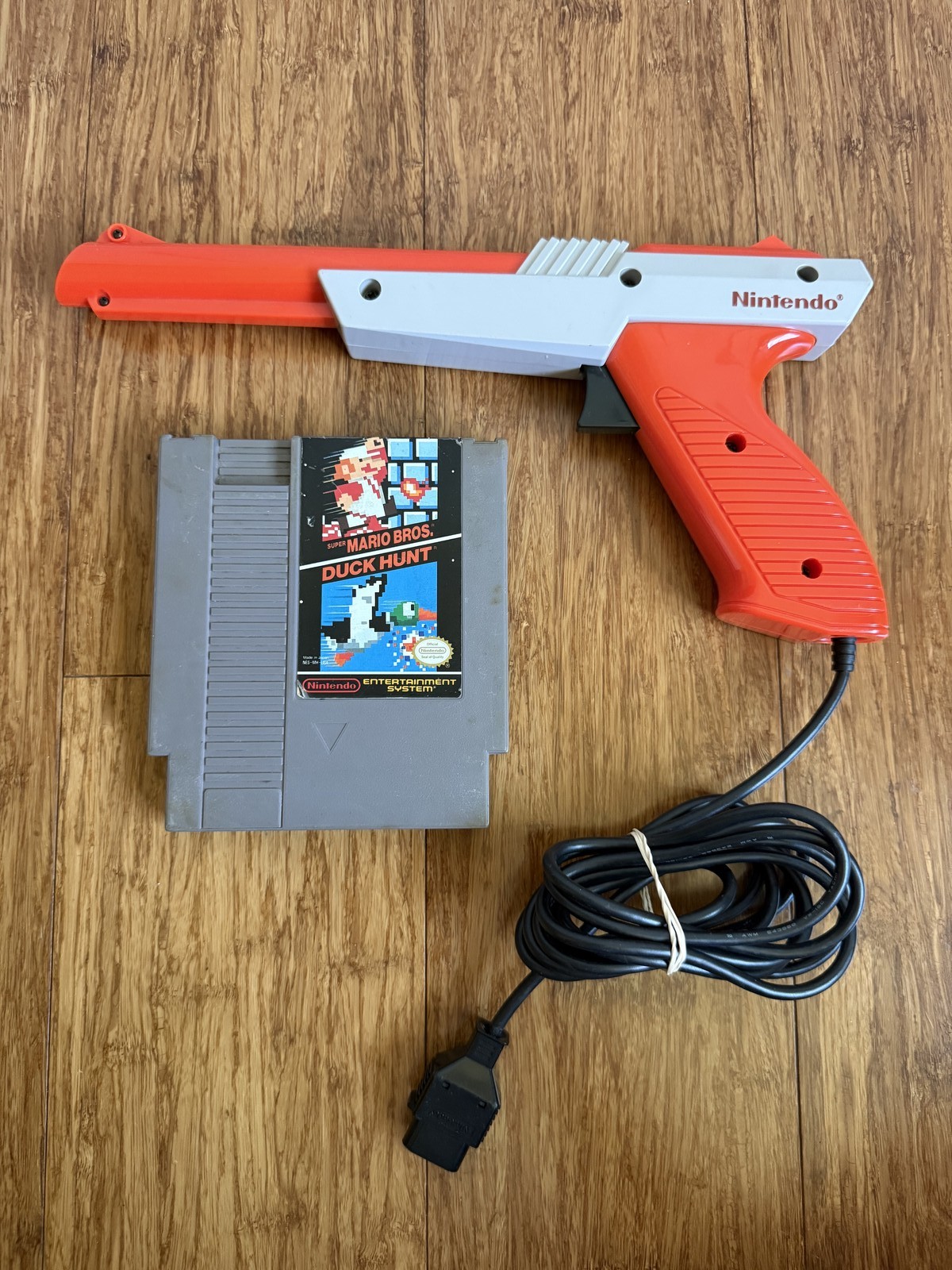 Nintendo NES Console Bundle • 2 Controllers • Zapper • Mario Duck Hunt • OEM