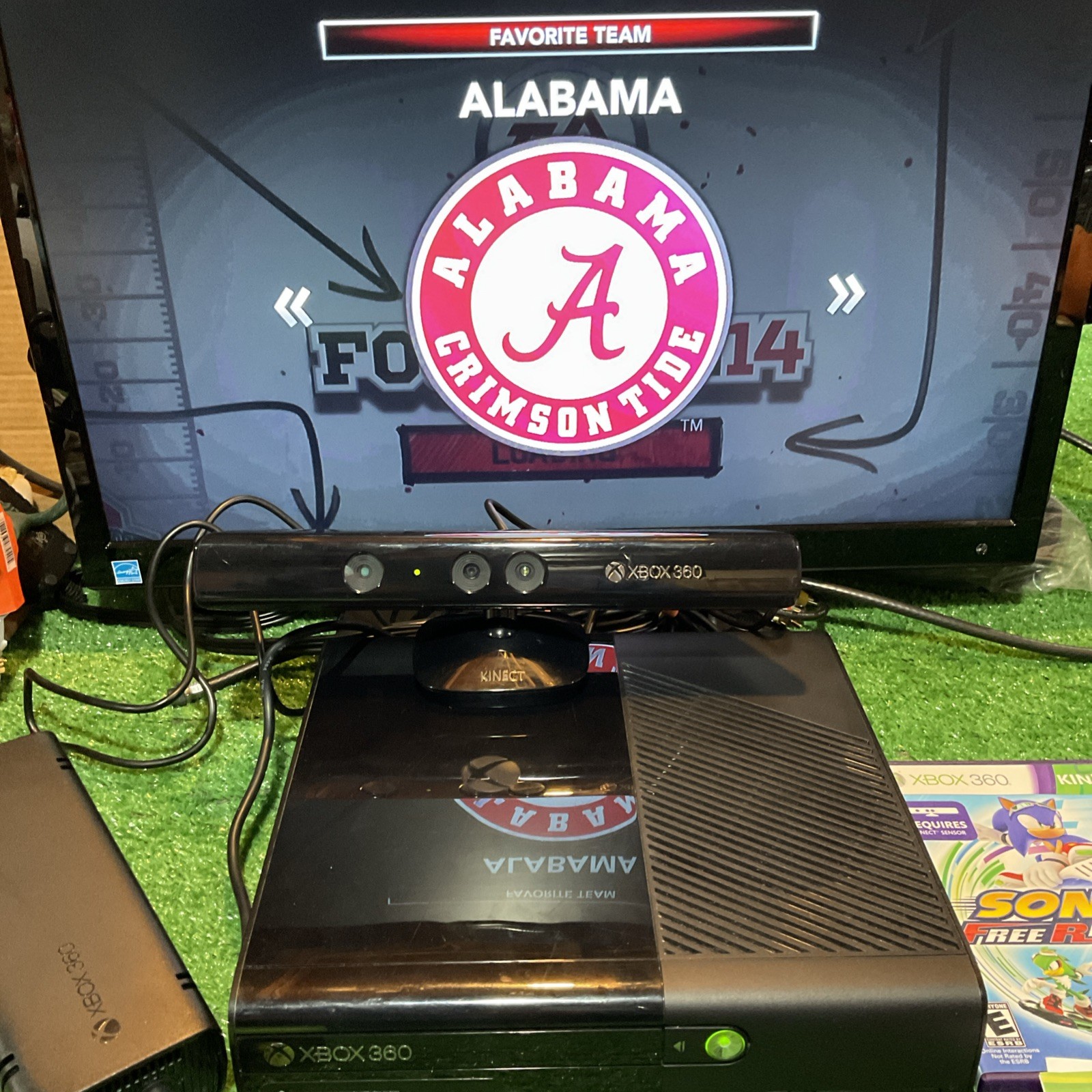 Xbox 360 4GB Kinect Bundle Box – Games Kinect Sports, Adventure, NCAA 14 + Sonic