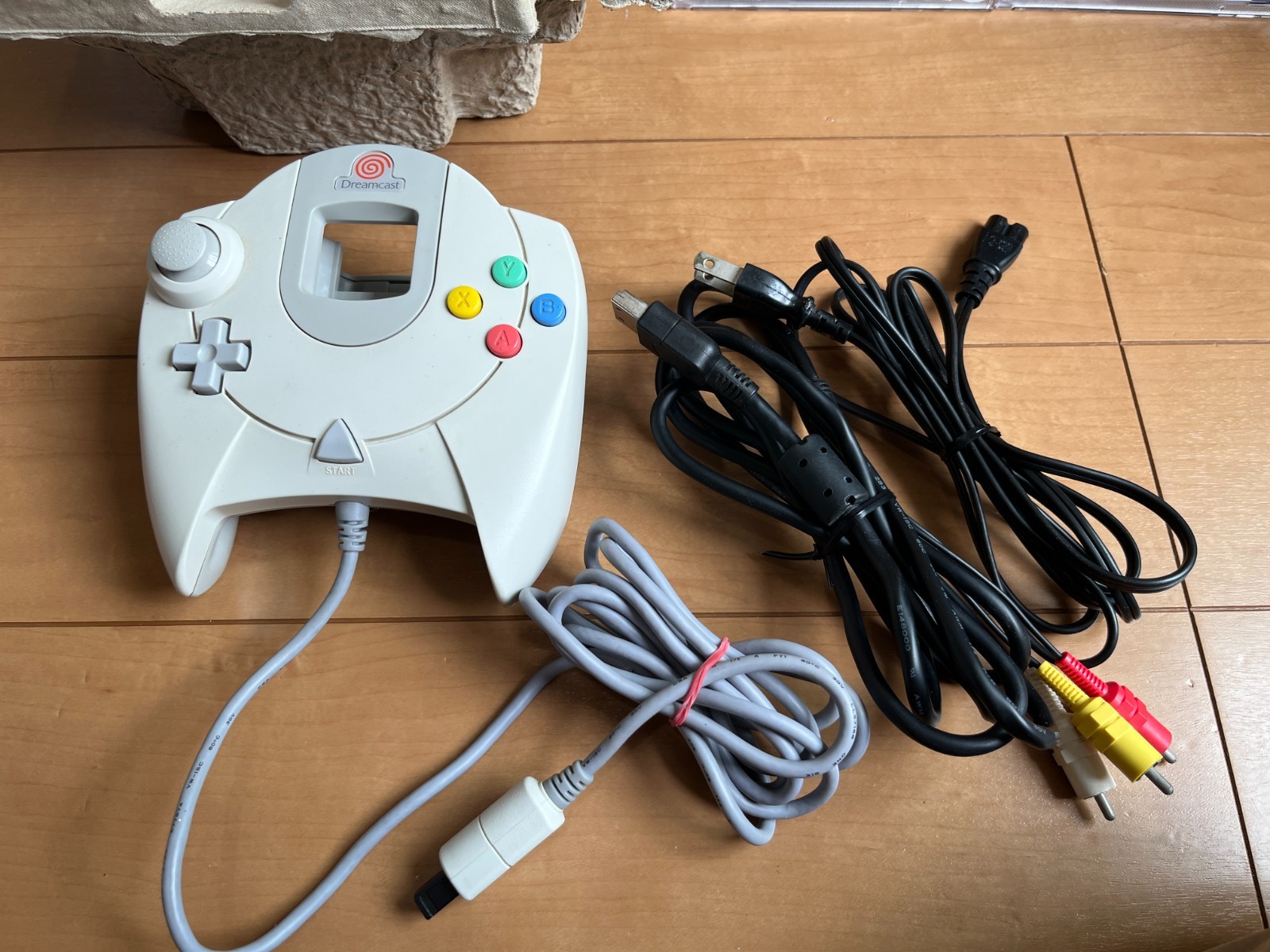 SEGA DreamCast Console (HKT-3000) & Controller with 2 games and BOX and Manual