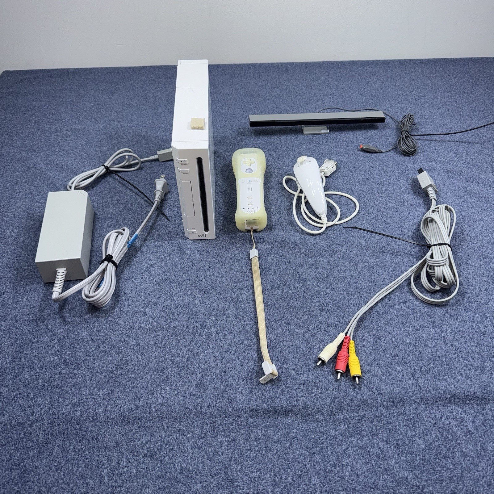 Nintendo Wii Backwards GameCube Compatible Console RVL-001 OEM Cables Controller