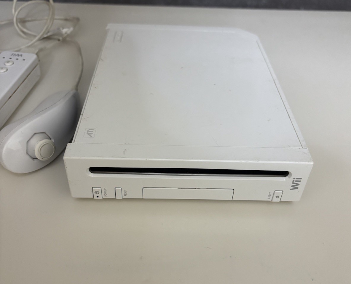 Nintendo Wii White Console no cords Remote & Nunchuk Bundle untested unknown