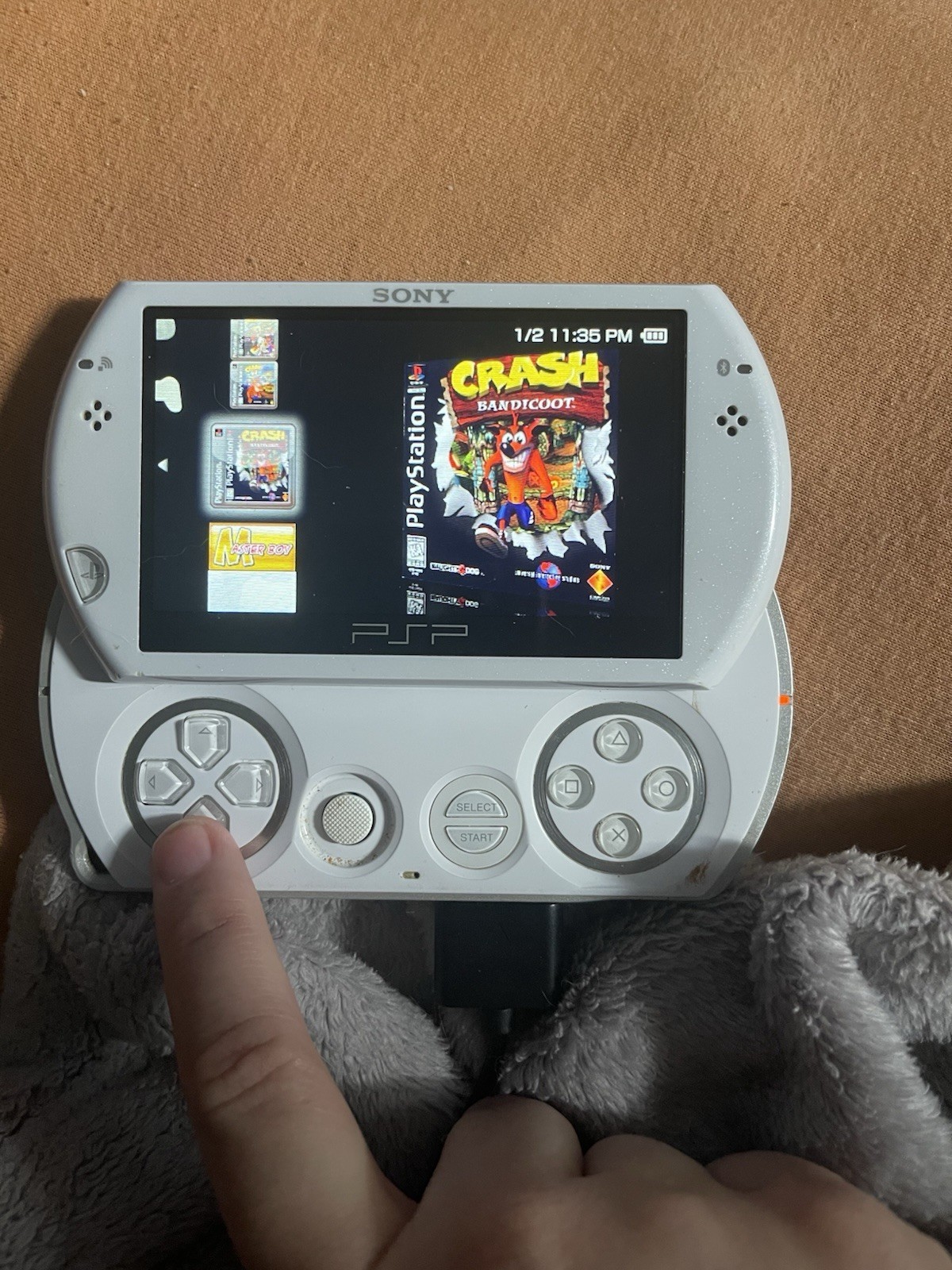 Sony PSP Go PSP-N1001 White 6870MB Wi-Fi Handheld Console *see description* SALE