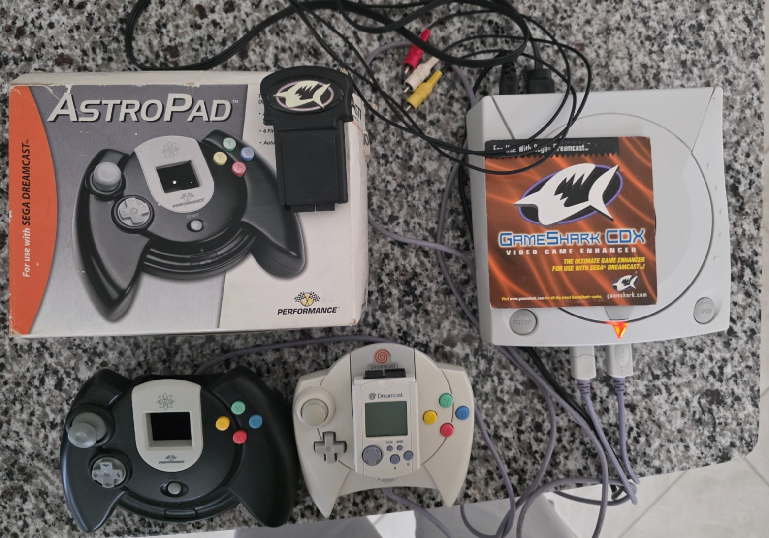SEGA Dreamcast HKT-3020 Home Console Bundle w multiple games TESTED