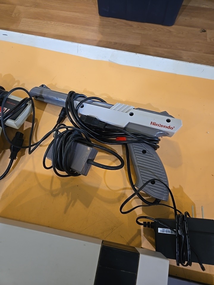 Original Nintendo NES Console Gray, 3 Controllers, Zapper, Cables, Tested Works