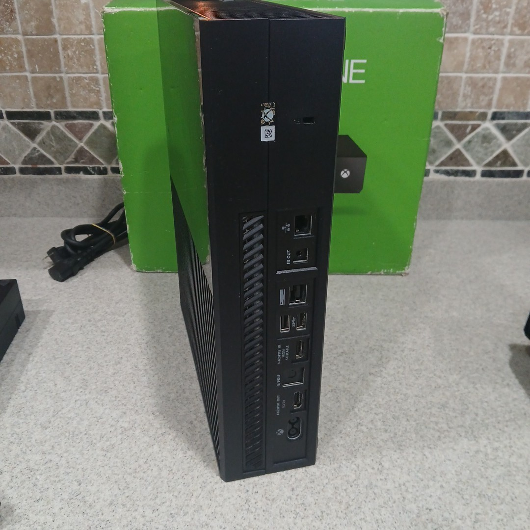 Microsoft Xbox One Console 1540 500GB SSHD W Original Box, Controller & Kinect