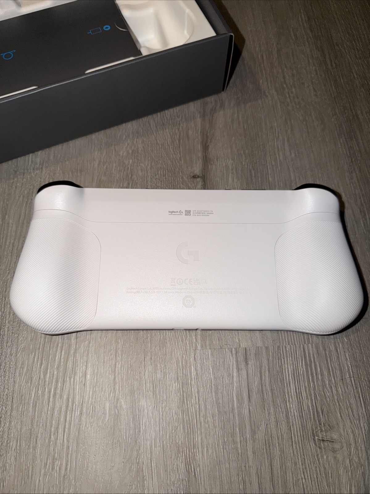 Logitech G CLOUD Handheld Portable Gaming Console 1080P 7″ Touchscreen White