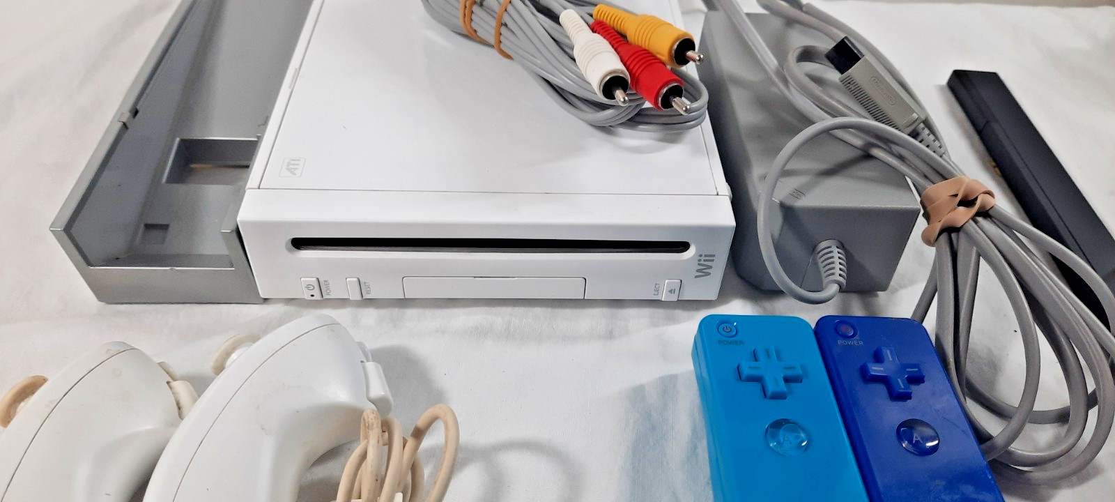 Nintendo Wii Console Bundle RVL-001 Complete GameCube Compatible w/Cables Remote