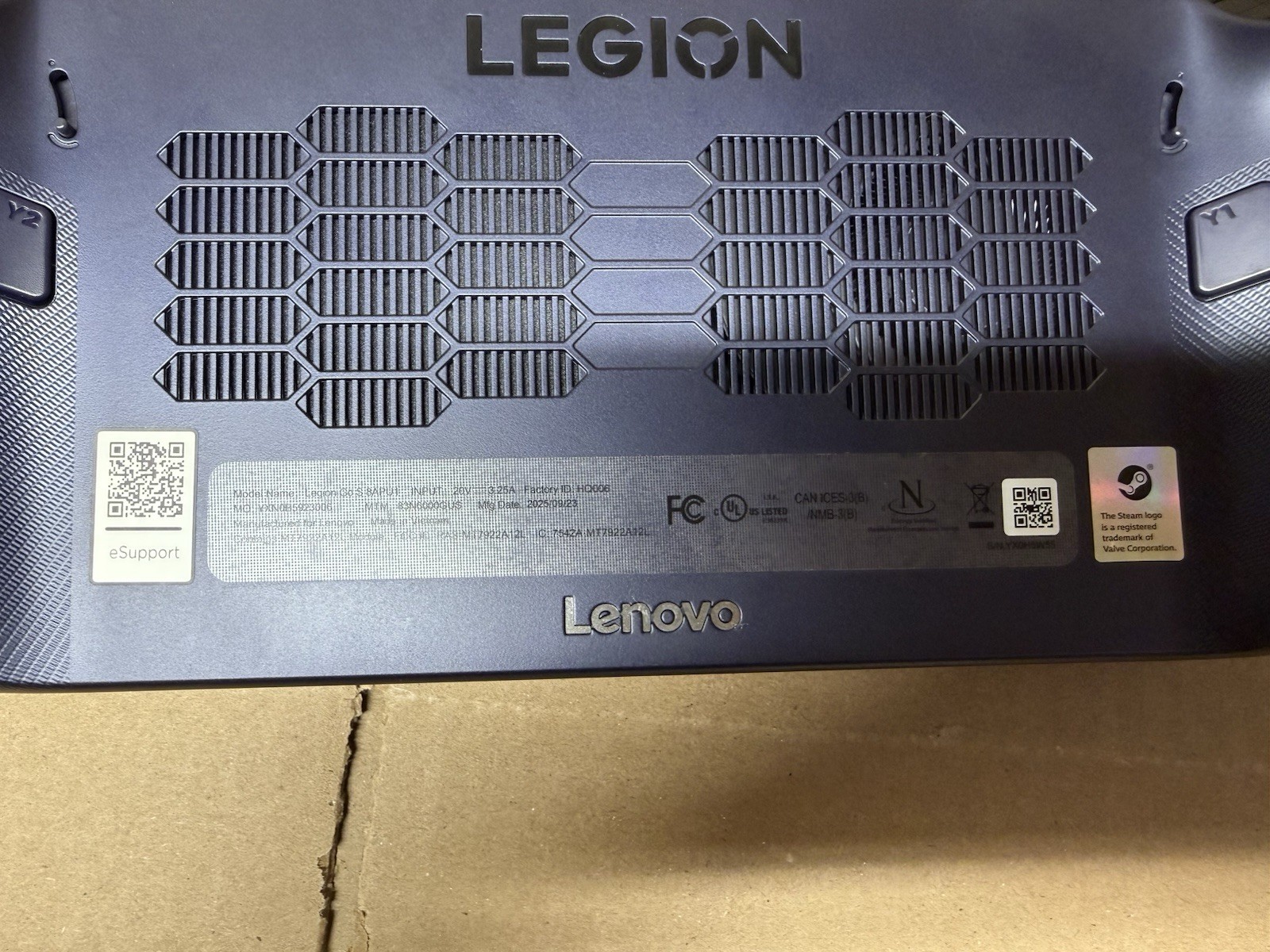 Lenovo Legion Go S Ryzen Z1 Extreme, 32GB RAM, 1TB SSD, SteamOS, Sling Case WP