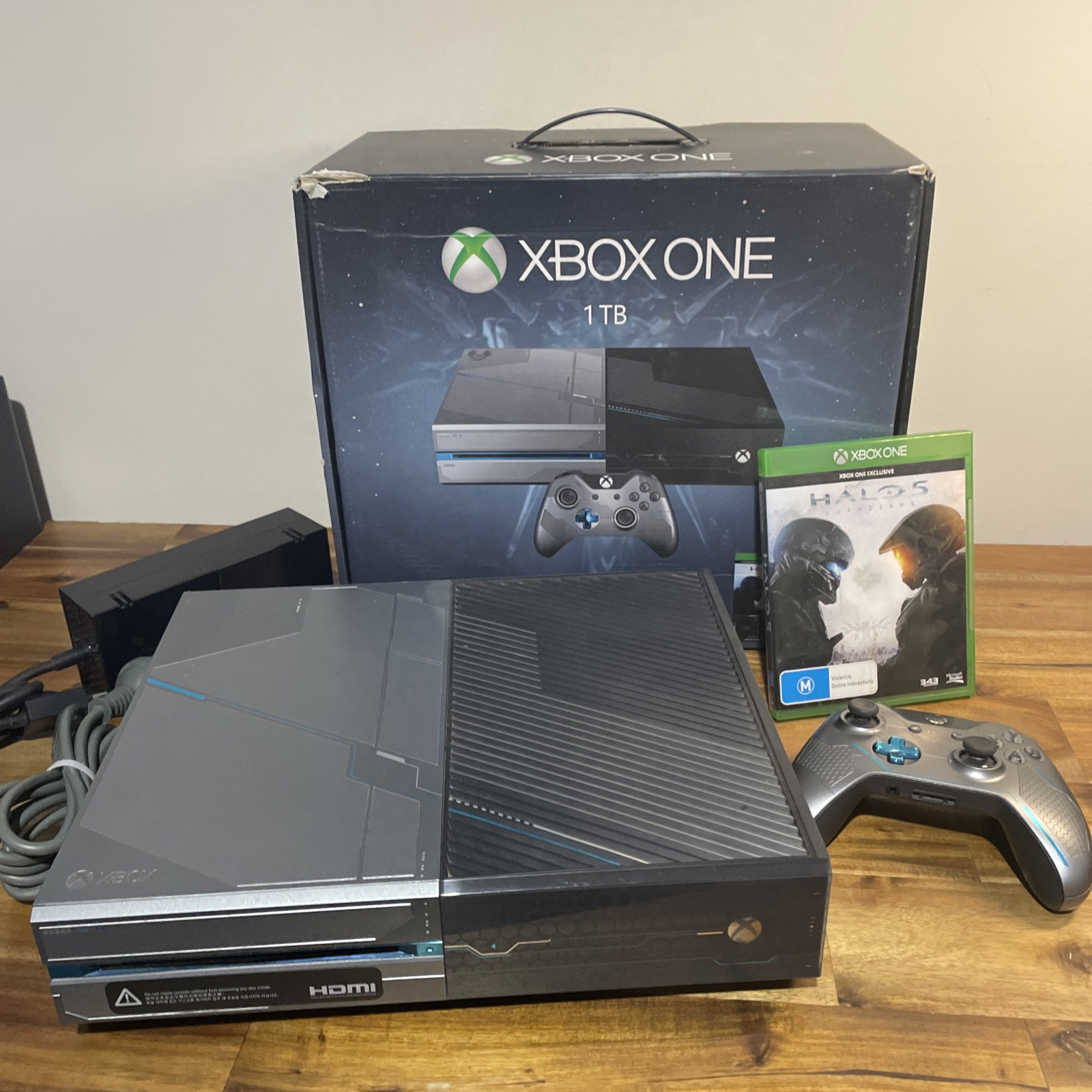Microsoft Xbox One Halo 5: Guardians Limited Edition 1TB. Complete w/ Game