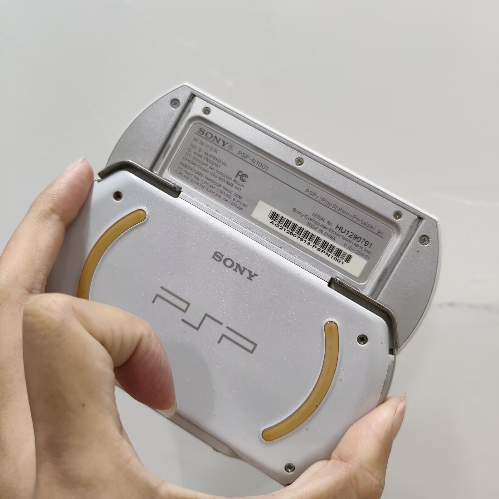 Sony PSP GO PlayStation PortableGo Piano Black or Pearl White Console 85-90% New